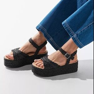 UO Roasalie Raffia Platform Sandals